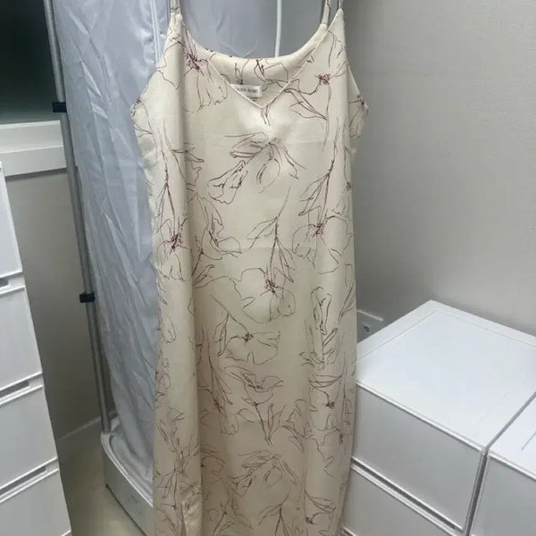 [BUNJANG] Ivory Floral Sleeveless Blouse / 아이보리 플로럴 패턴 민소매 블라우스