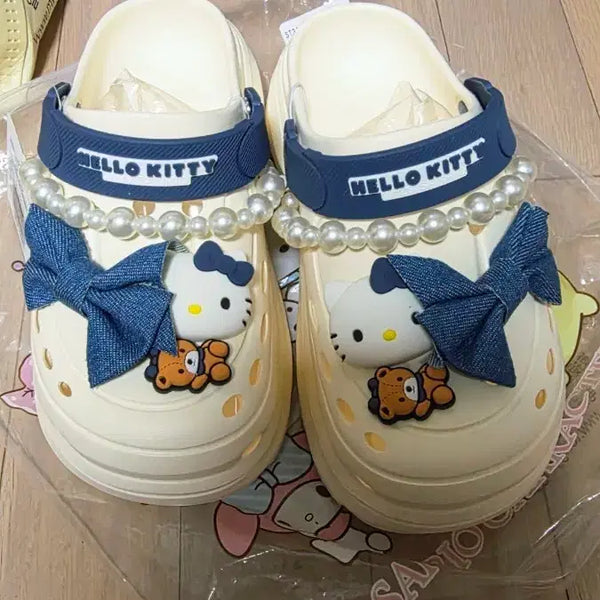 [BUNJANG] Hello Kitty Beige/Dark Blue Ribbon & Pearl Accent Sandals / 헬로키티 샌들 베이지/진청