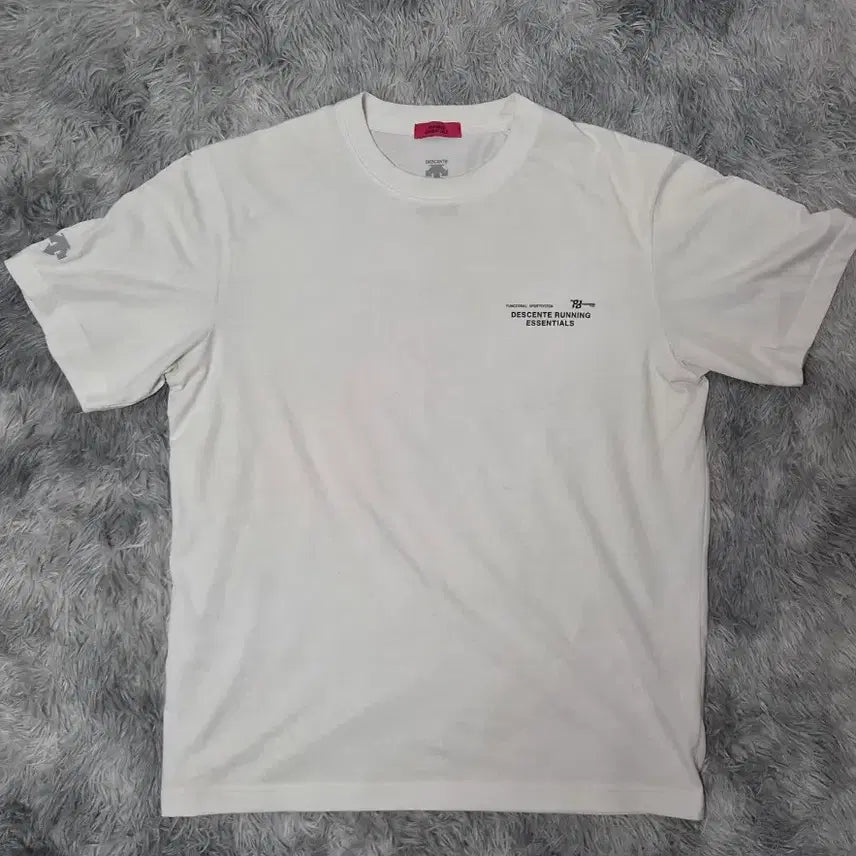 [BUNJANG] Descente Running Essential Short Sleeve T-Shirt White Size 100 / 데상트 러닝 에센셜 반팔 티셔츠 화이트 100사이즈