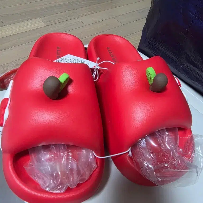 [BUNJANG] Sanrio Hello Kitty Cherry Slippers / 산리오 헬로키티 체리 슬리퍼