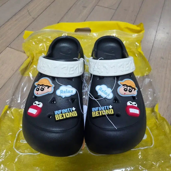 [BUNJANG] Crayon Shin-chan Black Crocs Sandals / 검정색 짱구 캐릭터 크록스 샌들