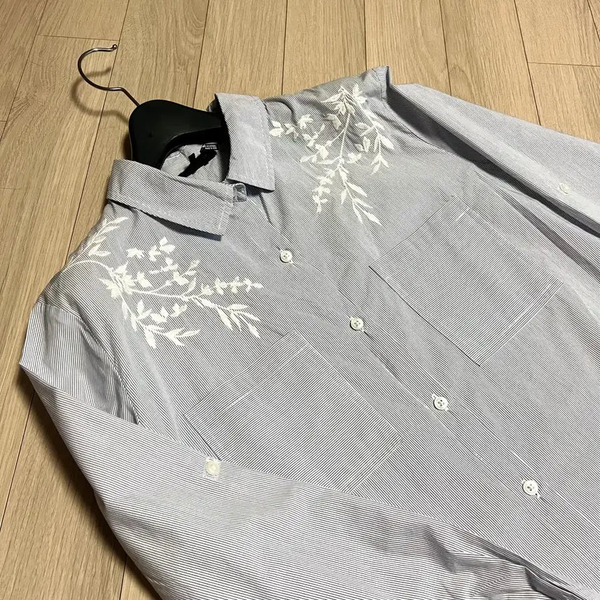 [BUNJANG] DKNY Embroidered Striped Cotton A-Line Blouse / DKNY 자수 스트라이프 바스락 A라인 셔츠 블루코튼블라우스오피스룩출근룩