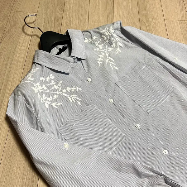 [BUNJANG] DKNY Embroidered Striped Cotton A-Line Blouse / DKNY 자수 스트라이프 바스락 A라인 셔츠 블루코튼블라우스오피스룩출근룩