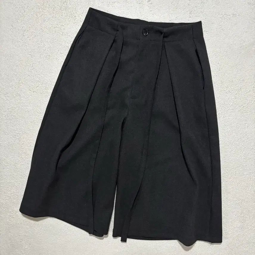[BUNJANG] Charcoal Pin Tuck Wide Bermuda Shorts / 보세 차콜 핀턱 와이드 버뮤다팬츠