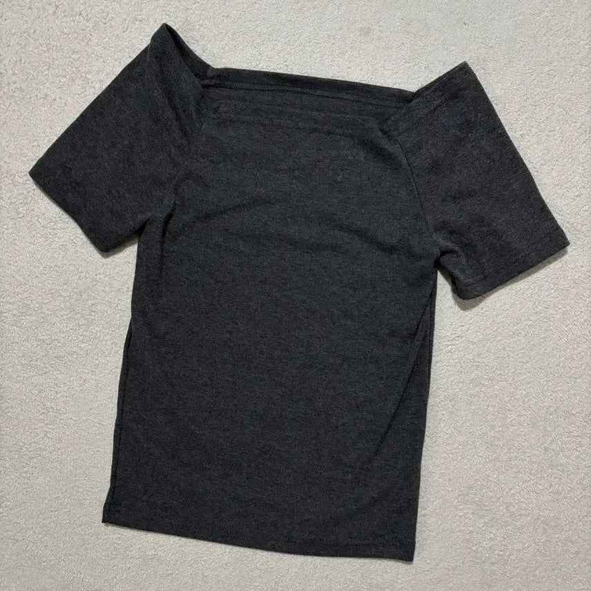 [BUNJANG] Off-Shoulder Short-Sleeve T-Shirt / 보세 차콜 오프숄더 반팔티
