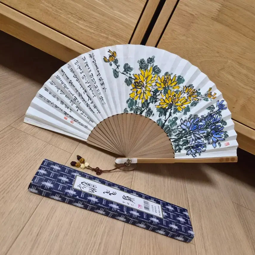 [BUNJANG] High-Quality Folding Fan with Chrysanthemum Painting / 고급 전통 접이식 부채 (국화 그림)