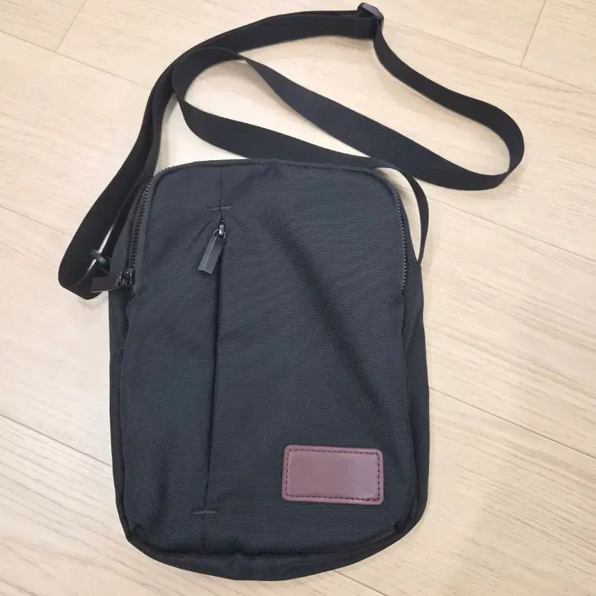[BUNJANG] Black Crossbody Bag for Travel and Daily Use / 새상품> 크로스백 여권가방