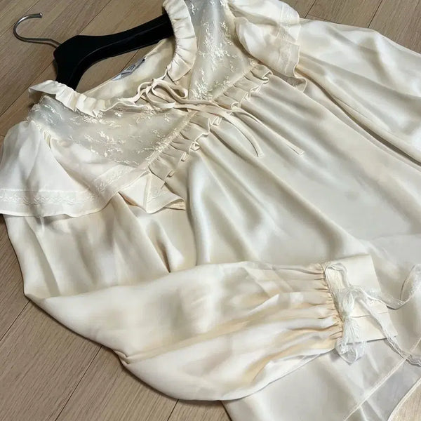 [BUNJANG] Johnny Hates Jazz V-Neck Lace Blouse Cream Ivory Puff Frill Ruffle Ribbon Cape / 쟈니헤잇재즈 브이넥 레이스 블라우스 크림아이보리퍼프프릴러플셔링리본케이프