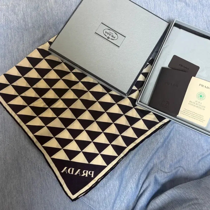 [BUNJANG] Prada Silk Scarf Square / 프라다스카프 정사각 판매팝니다 (정품)