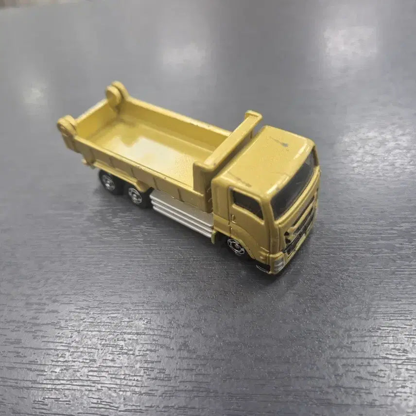 [BUNJANG] Tomica No. 101 Isuzu Giga Dump Truck / 토미카 이스즈 기가 덤프트럭 (No.101)