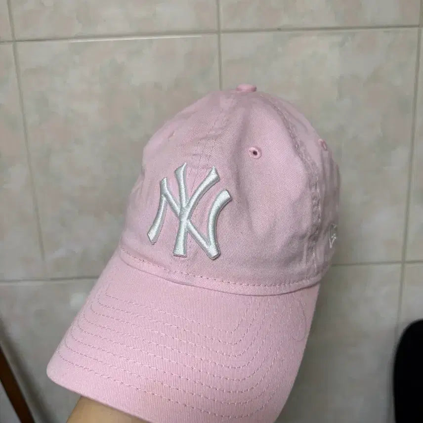[BUNJANG] New Era x MoMA New York Yankees Cap Pink / 뉴에라 x 모마 뉴욕 양키즈 캡 핑크 팝니다
