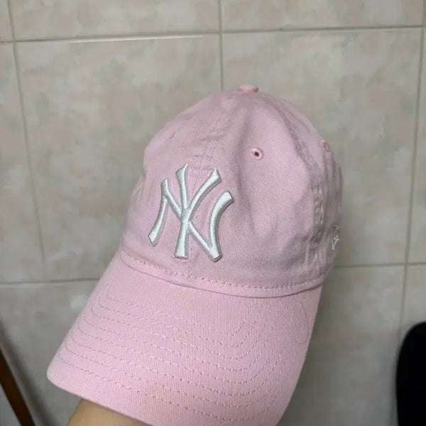 [BUNJANG] New Era x MoMA New York Yankees Cap Pink / 뉴에라 x 모마 뉴욕 양키즈 캡 핑크 팝니다