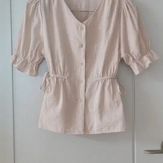 [BUNJANG] Beige Puff Short Sleeve V-Neck Blouse / 베이지색 퍼프 반팔 브이넥 블라우스