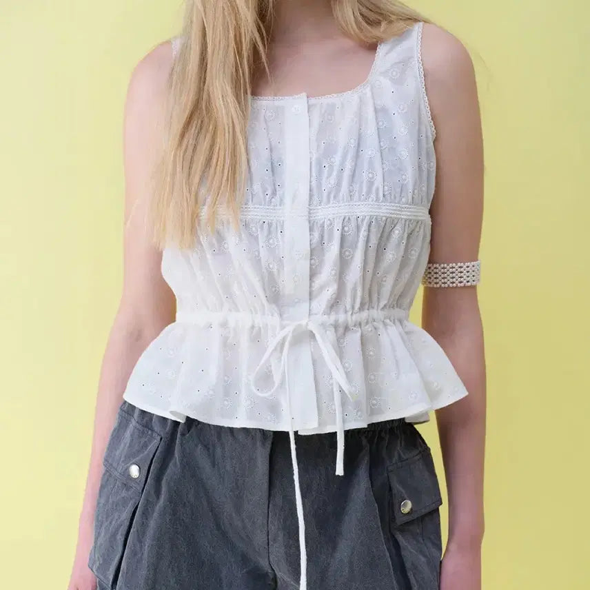 [BUNJANG] RAVE Floral Eyelet Embroidered Sleeveless Blouse White / 새상품) 레이브 아일렛 자수 슬리브리스 블라우스