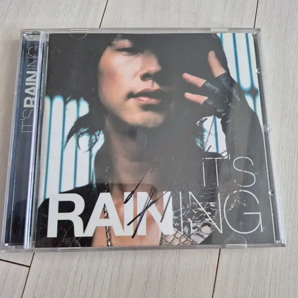 [BUNJANG] Rain 2nd Album 'It's Raining' Signed CD / 친필사인 비 앨범 cd 입니다