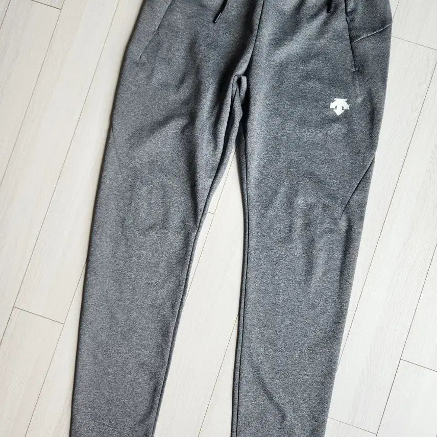 [BUNJANG] Descente Training Essential Fleece Pants (Size M) / 새상품급) 데상트 트레이닝 에센셜 플리스 팬츠 사이즈M하의/바지/남녀