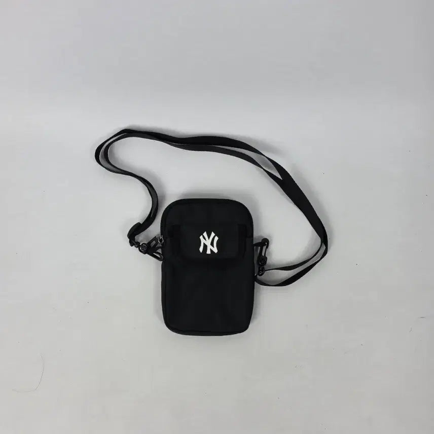 [BUNJANG] MLB Black Mini Crossbody Bag / 엠엘비 블랙 미니 크로스백 핸드폰가방 260713