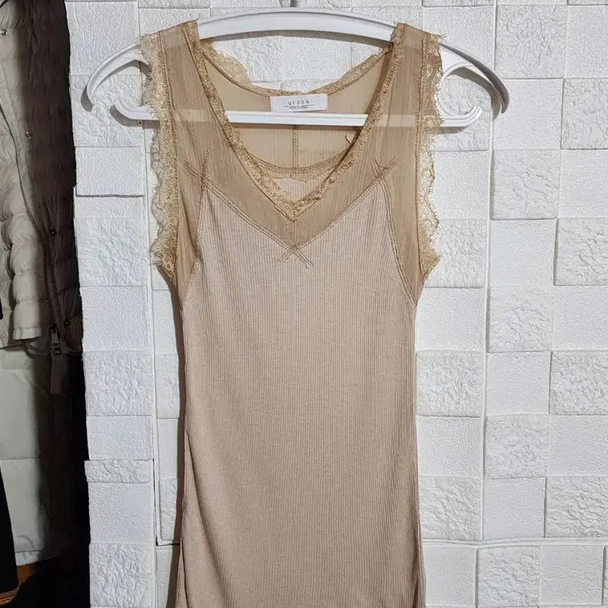 [BUNJANG] QUEEN Lace Ribbed Camisole - Beige / QUEEN 레이스 골지 나시 베이지