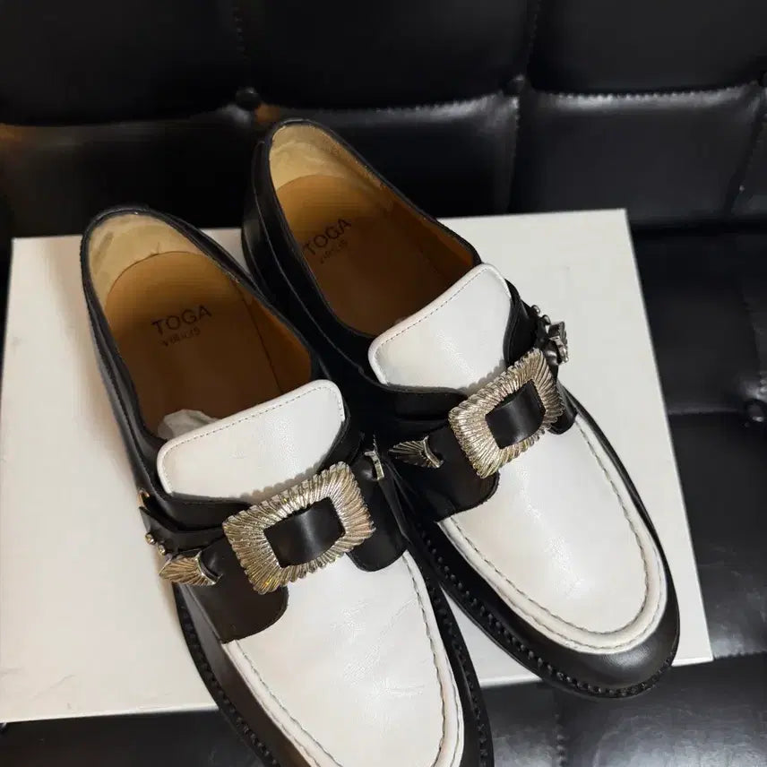 [BUNJANG] Toga Virilis Two-Tone Metal Buckle Loafers / 토가 (Toga Virilis) 투톤 메탈 버클 로퍼