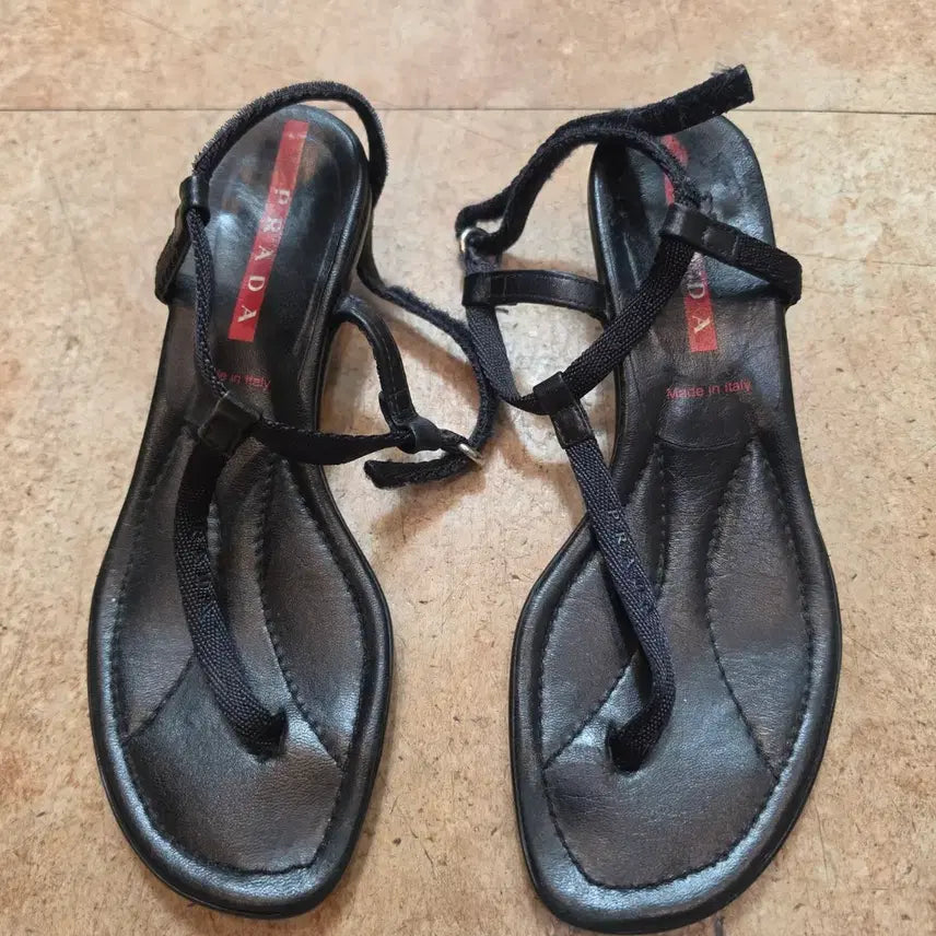 [BUNJANG] Prada Women's Red Logo Strap Kitten Heel Sandals (Black) / 프라다 여성 샌들 블랙