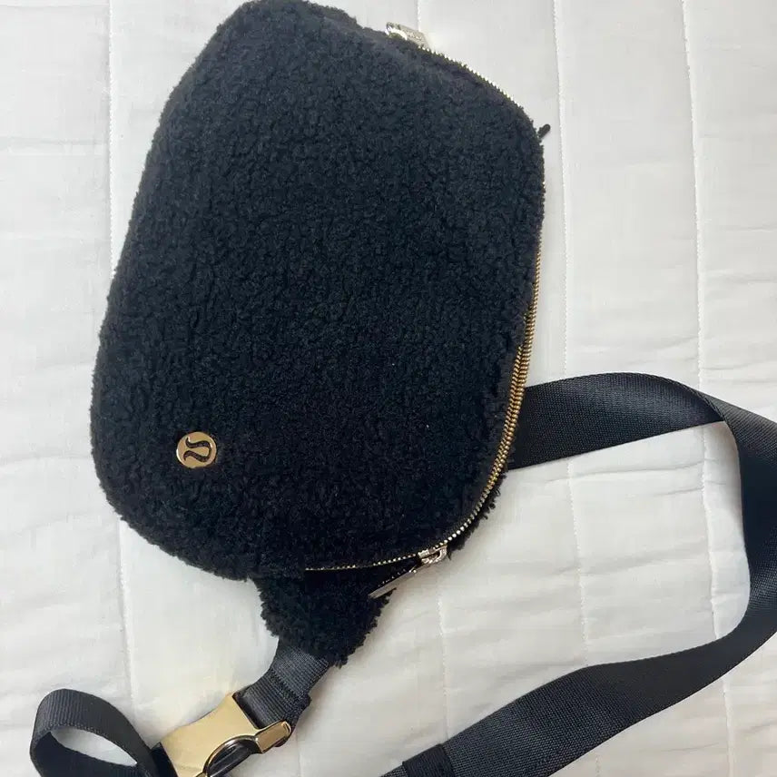 [BUNJANG] Lululemon Fleece Crossbody Bag Black / 룰루레몬 플리스 크로스백 블랙