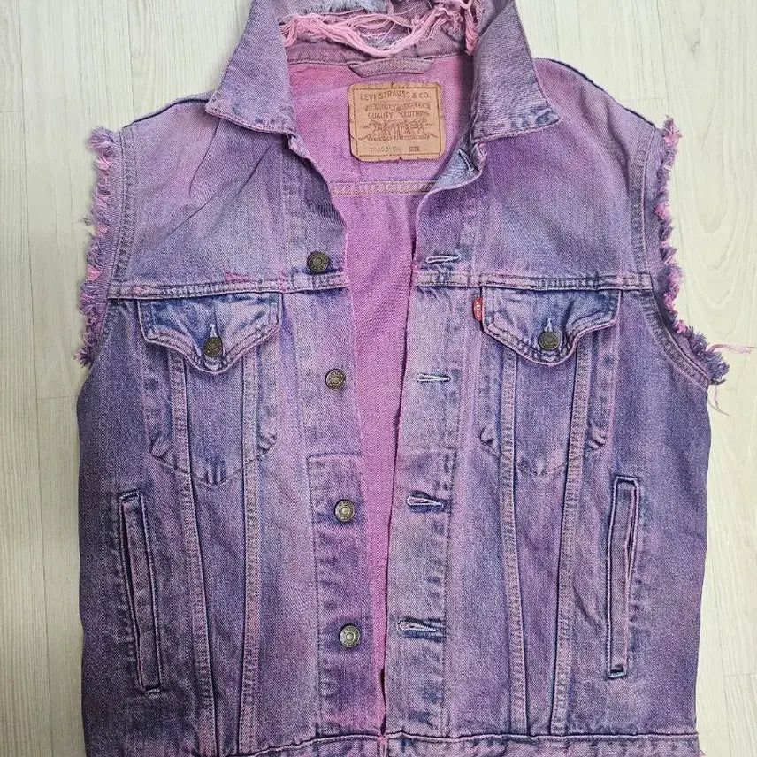 [BUNJANG] Levi's Destroyed Washed Denim Trucker Vest Italy / 리바이스 디스트로이 워시드 데님 트러커 베스트  이태리