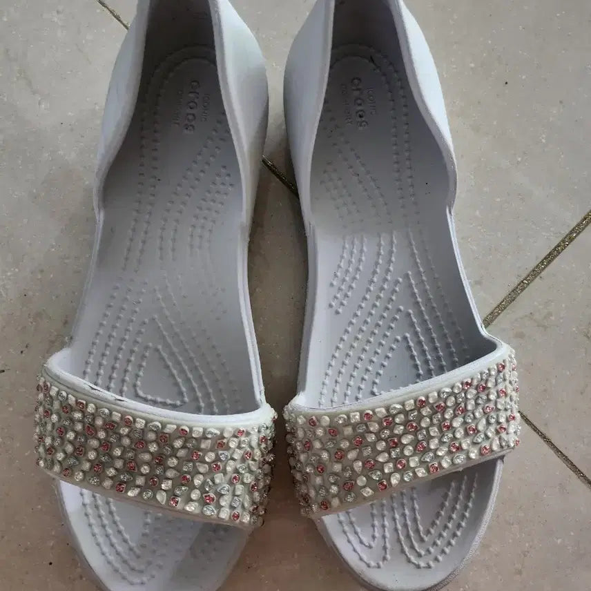 [BUNJANG] Crocs Sandals White Cubic Embellishment W5 230 / 크록스 샌들 화이트 큐빅 장식230