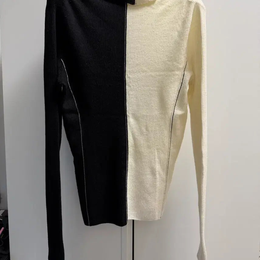 [BUNJANG] Ink Black Cream Highneck Knit Two-tone Color Block Sweater / 잉크 블랙크림 하이넥 니트 투톤배색
