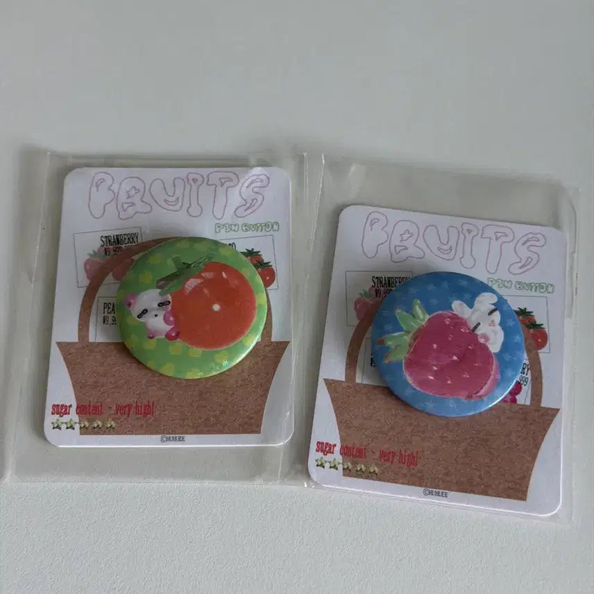 [BUNJANG] HooHooi Pin Button Set (2 pcs) with Tomato Panda & Berry Rabbit + Sticker Sheet / 후후이 핀버튼 캔뱃지 토마토판다 베리래빗 2개 일괄 (+스티커스 덤)