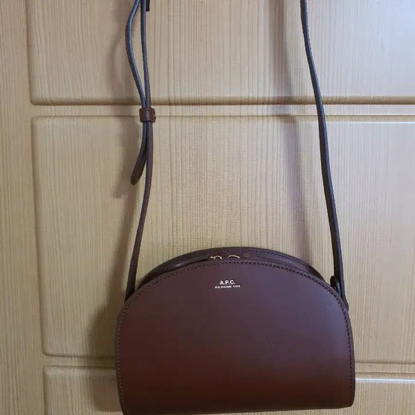[BUNJANG] A.P.C. Half Moon Bag Crossbody Brown Leather / A.P.C. 하프문백 크로스백 거의새것