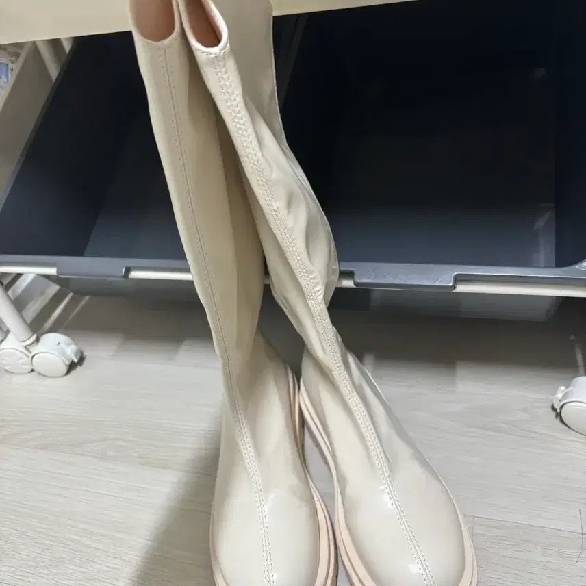 [BUNJANG] Ivory V-Cut Long Boots Size 230 / 아이보리 V컷 롱부츠 230