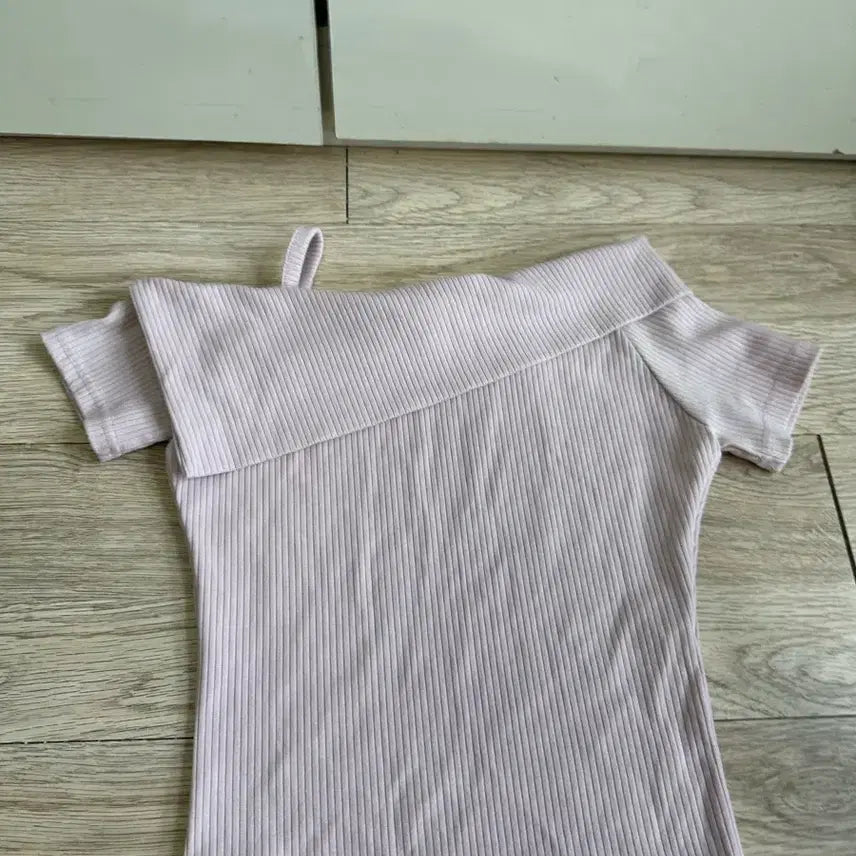 [BUNJANG] Off-Shoulder Ribbed Short-Sleeve T-Shirt - Light Pink / 한쪽어깨 섹시 청순~오프숄더 골지 반팔 티셔츠 연분홍