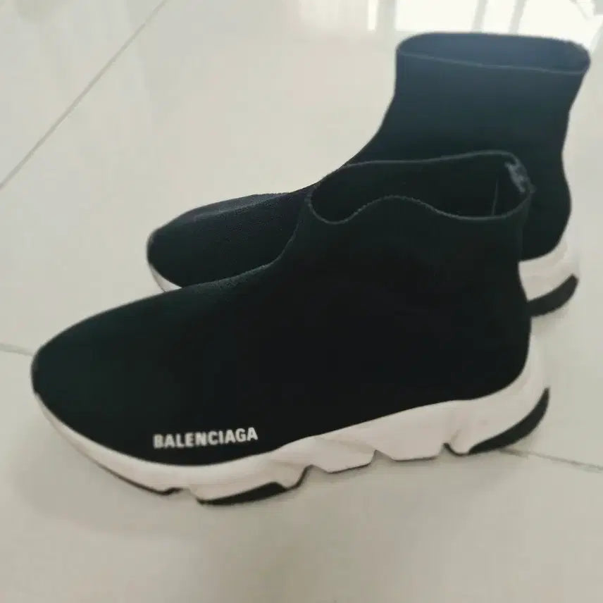 [BUNJANG] Balenciaga Speedrunner Black and White Sneakers / 발렌시아가 스피드러너 검흰