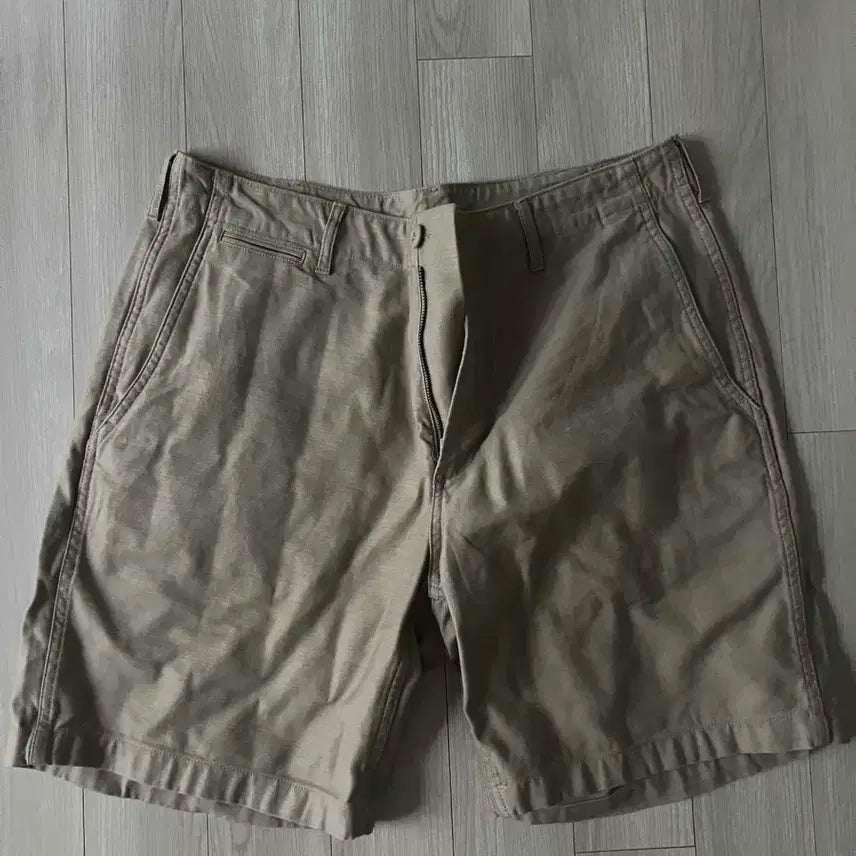[BUNJANG] Musinsa Standard Back Satin Officer Shorts Beige Size 34 / 무탠다드 백사틴 오피서 쇼츠 베이지 34사이즈