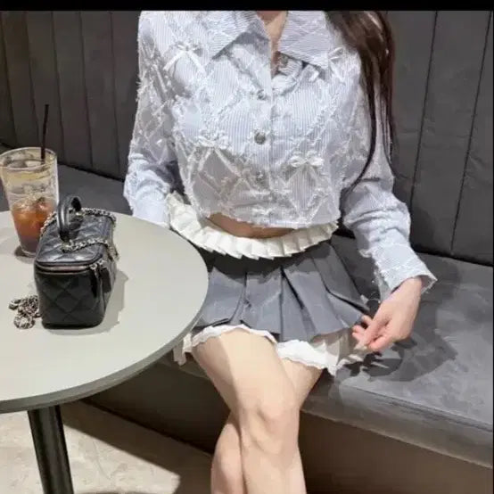 [BUNJANG] Avelly Rosemuah Cubic Ribbon Fringe Crop Shirt / 애이블리 로즈무아 큐빅 리본 수술 다이아 크롭셔츠