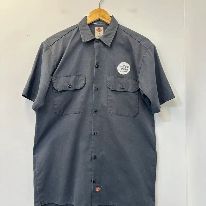 [BUNJANG] Dickies x Whole Foods Market Patch Grey Short Sleeve Pocket Shirt / 디키즈 홀 푸드 마켓 패치 그레이 반팔 포켓 셔츠