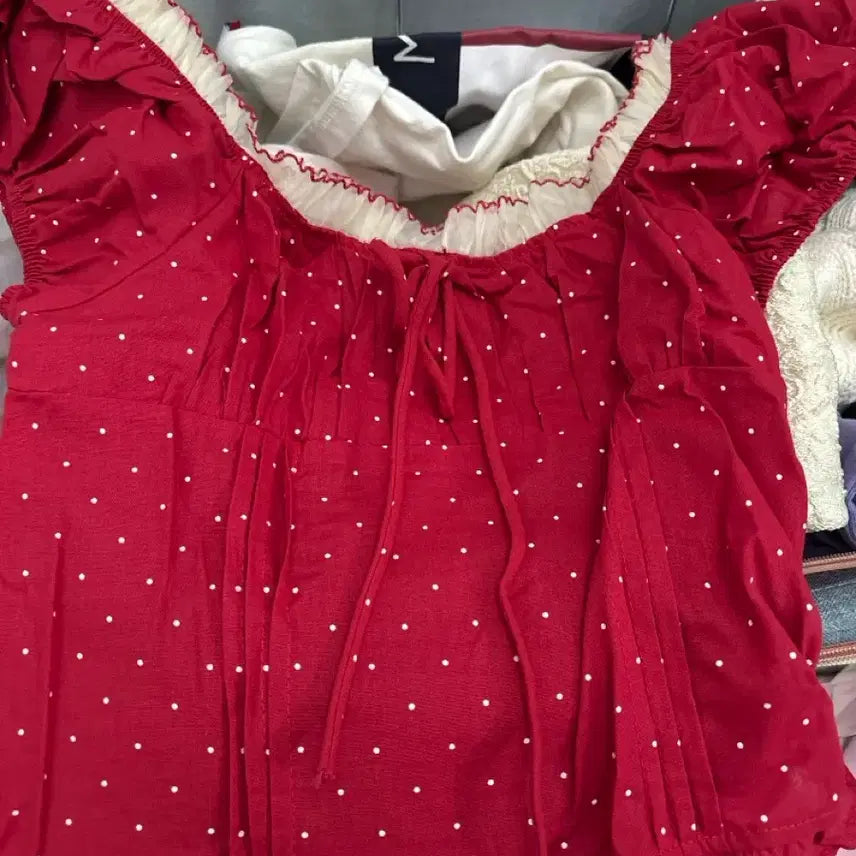 [BUNJANG] Red Dot Shirring Short-Sleeve Blouse / 레드 도트 셔링 블라우스 반팔