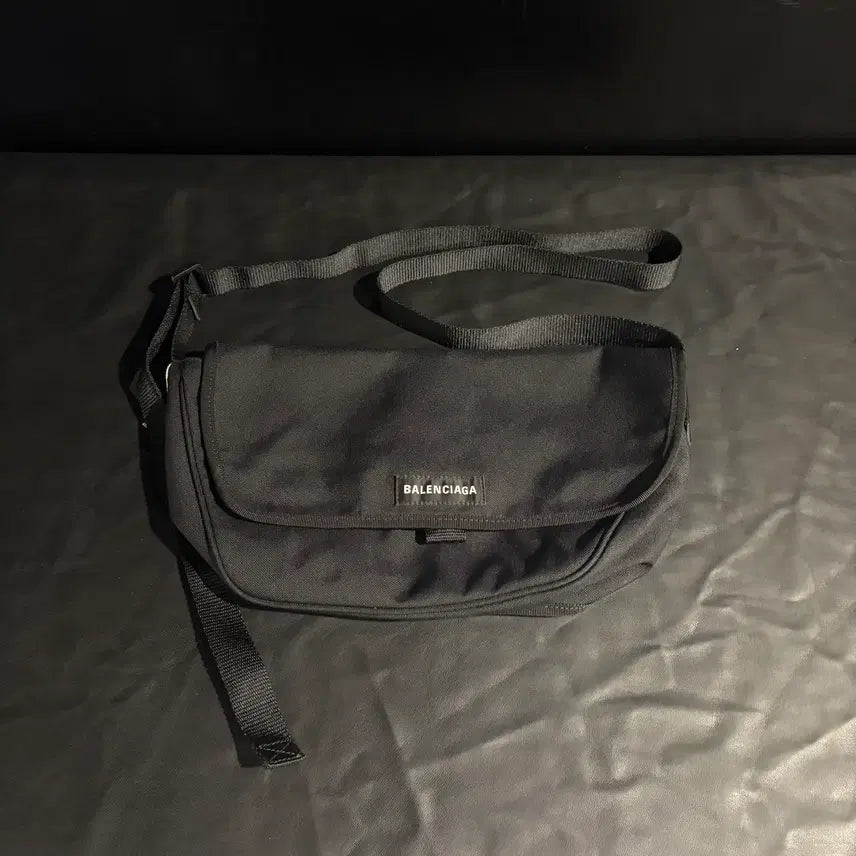 [BUNJANG] Balenciaga Explorer Flap Messenger Bag / 발렌시아가 익스플로러 플랩 메신저백