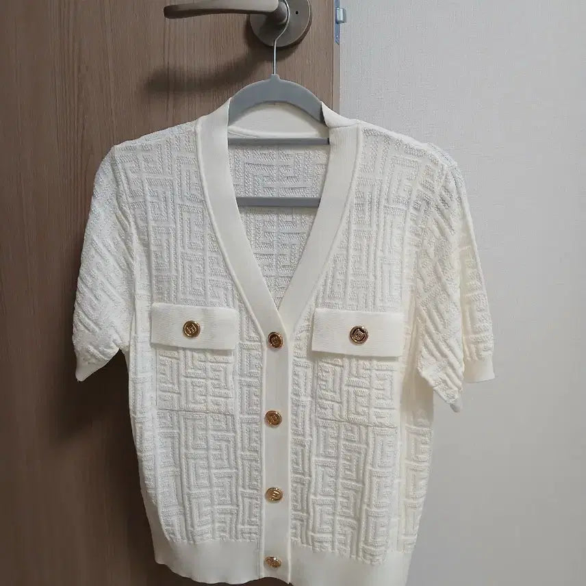 [BUNJANG] Gold Logo Pattern Cardigan Size 66 / 금장로고 패턴 가디건,66사이즈