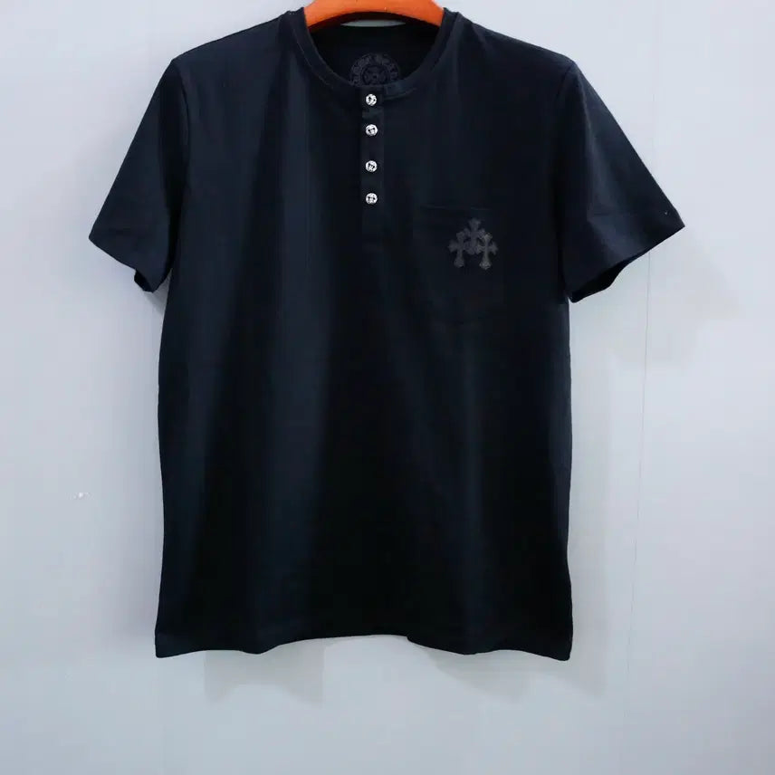 [BUNJANG] Chrome Hearts Leather Cross Patch Henley T-Shirt Black / 크롬하츠 크로스 레더 패치 포켓 헨리넥 반팔 티셔츠 블랙