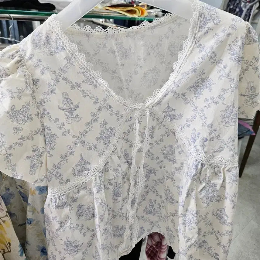 [BUNJANG] Floral Lace Blouse / 꽃무늬 레이스 블라우스티