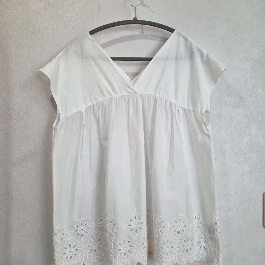 [BUNJANG] Uniqlo Eyelet Embroidery Blouse / 유니클로 아일렛자수 블라우스