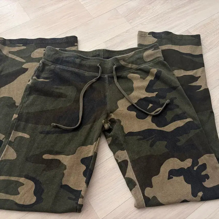 [BUNJANG] Brandy Melville Camo Low-Waist Bootcut Sweatpants / 브랜디멜빌 로우웨이스트 카모 부츠컷 스웻팬츠