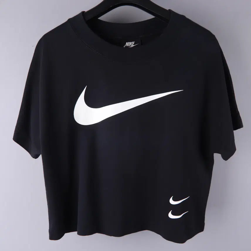 [BUNJANG] Nike Sportswear Swoosh Short Sleeve Tee (Black) M / (여성) 나이키 스포츠웨어 스우시 쇼트 슬리브 티 (블랙) M)