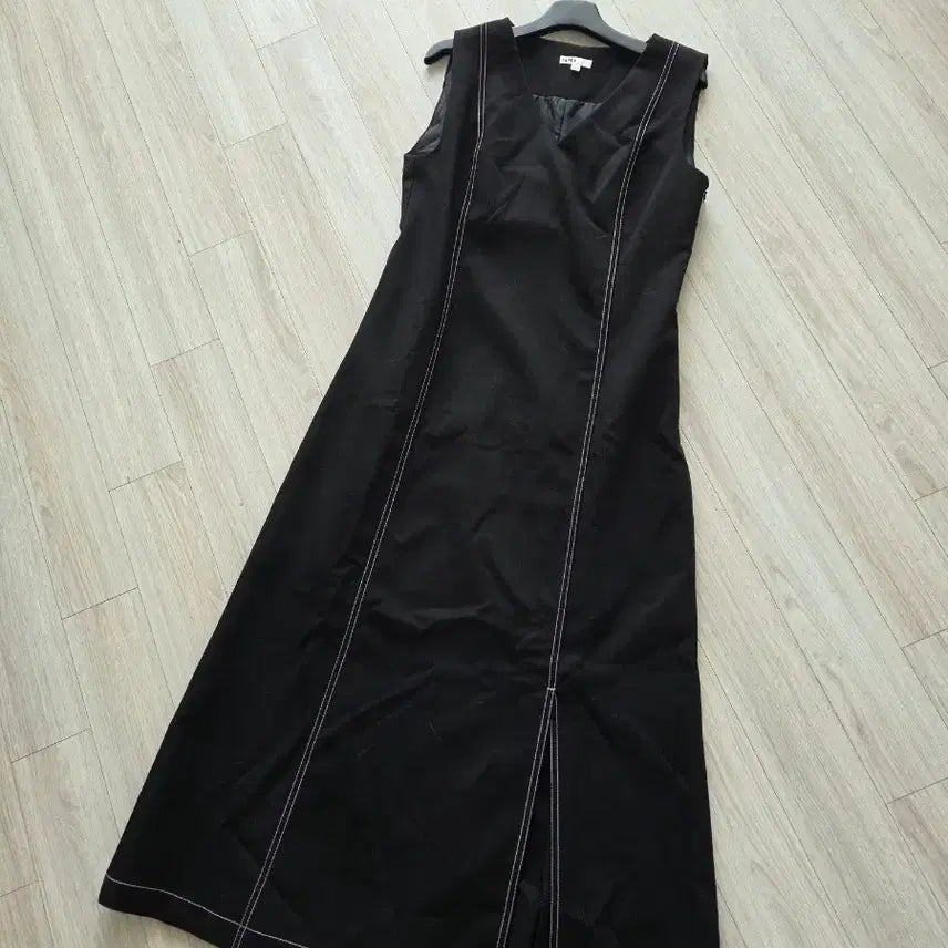 [BUNJANG] Black Sleeveless Long Dress with White Stitching (Size S) / 블랙 민소매 롱 원피스 화이트 스티치 S