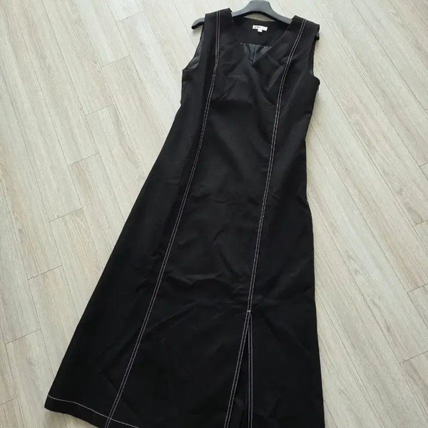 [BUNJANG] Black Sleeveless Long Dress with White Stitching (Size S) / 블랙 민소매 롱 원피스 화이트 스티치 S