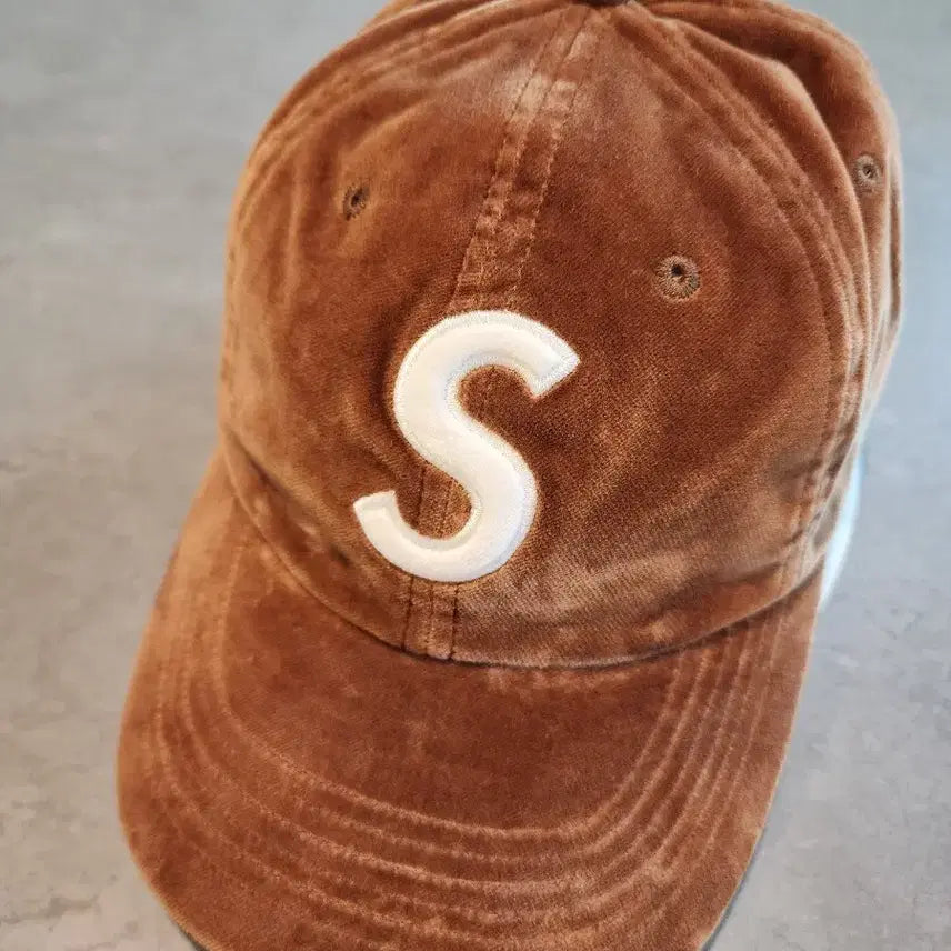 [BUNJANG] Supreme Velvet S Logo 6-Panel Ball Cap (Tan/Brown) / 슈프림 벨벳 S로고 6패널 볼캡 20FW (탄/브라운)