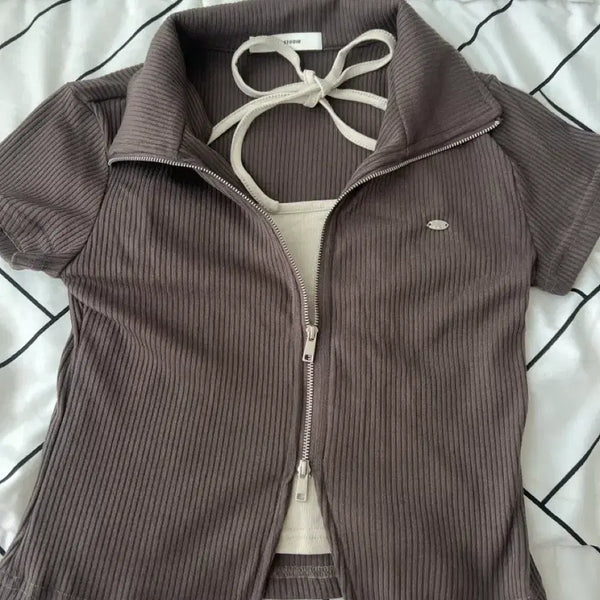 [BUNJANG] Ribbed Zip-Up Cropped Top - Brown / 골지 집업 크롭 탑 브라운