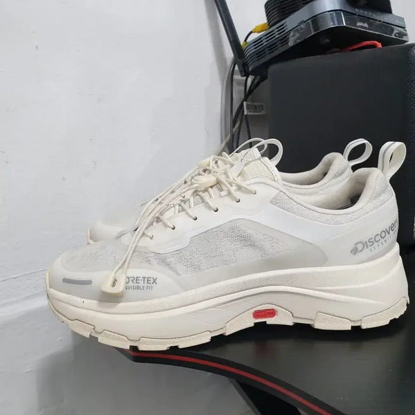 [BUNJANG] Discovery Gore-Tex Sneakers Beige (240) / 디스커버리 고어텍스 운동화 베이지(240)