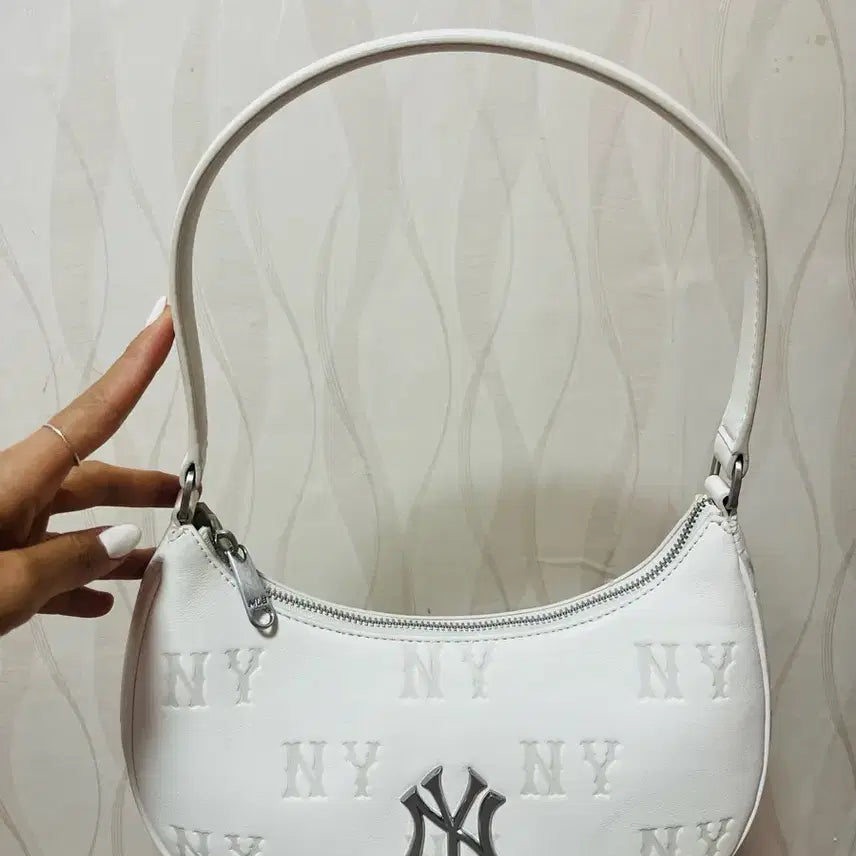 [BUNJANG] MLB New York Yankees Logo Embossed Shoulder Bag White / MLB 뉴욕 양키스 로고 엠보싱 숄더백 화이트